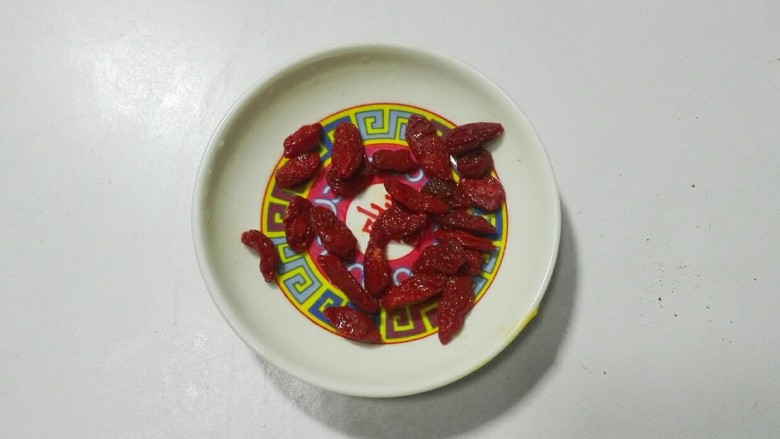 微波炉美食+青葱枸杞巴沙鱼,<a style='color:red;display:inline-block;' href='/shicai/ 673'>枸杞</a>清洗干净,用开水烫一下沥干水