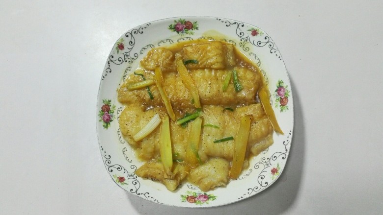 微波炉美食+青葱枸杞巴沙鱼,微波炉加热完成,取出巴沙鱼