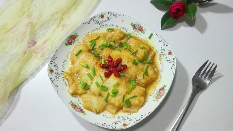 微波炉美食+青葱枸杞巴沙鱼,摆上枸杞,漂亮美味的巴沙鱼做好了!