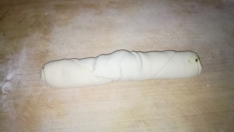 葱油饼(快速发面葱油饼),卷好后往中间收一收,让它变的短粗一点