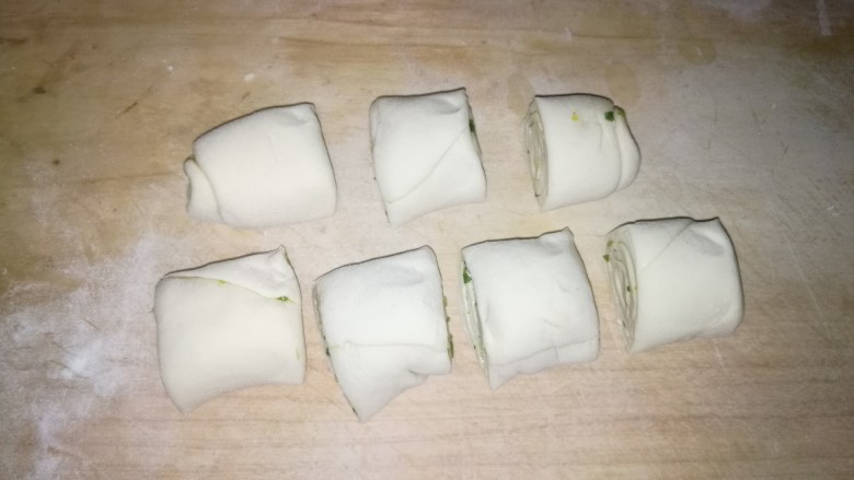 葱油饼(快速发面葱油饼),切成一段一段的