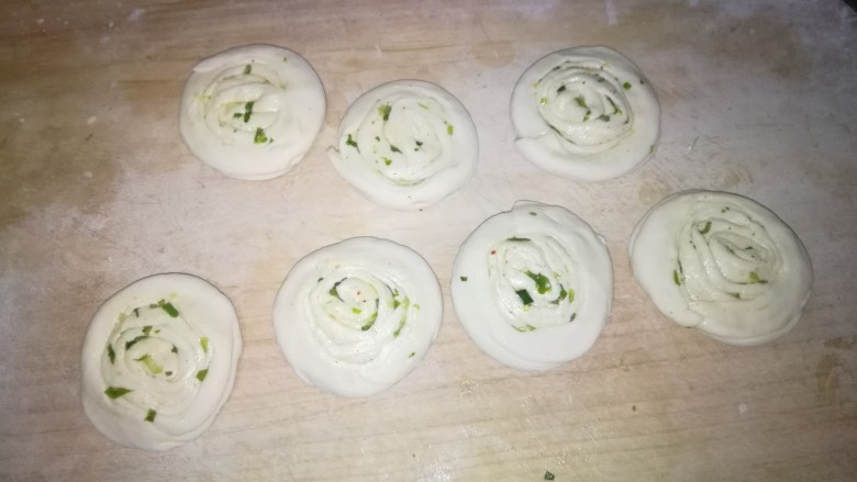 葱油饼(快速发面葱油饼),用手按压一下即可