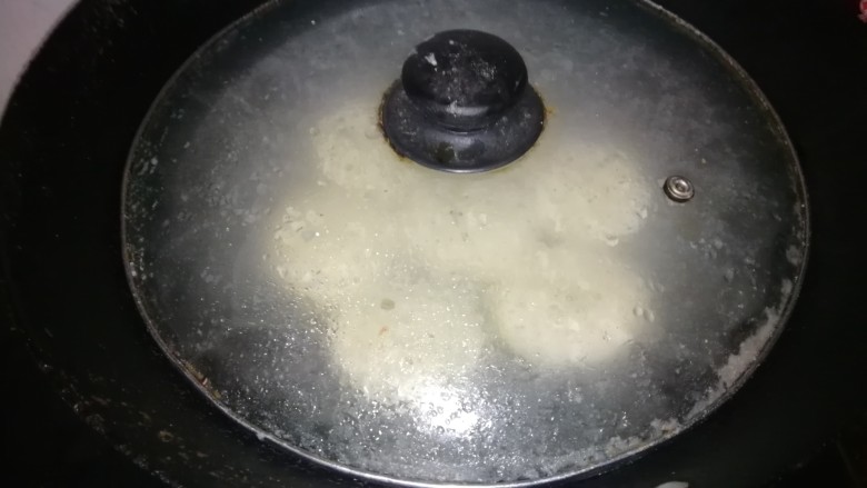 葱油饼(快速发面葱油饼),加入适量水焖一会