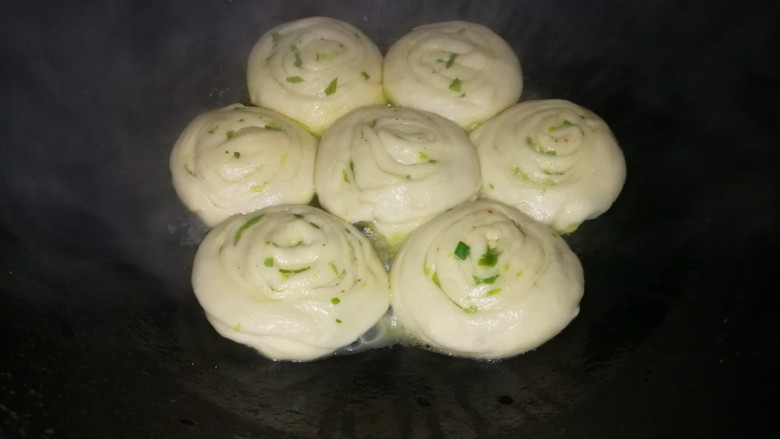 葱油饼(快速发面葱油饼),等它变大发起来,揭盖收汁即可