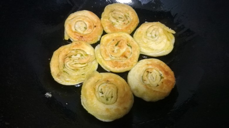 葱油饼(快速发面葱油饼),一面煎至金黄后翻面