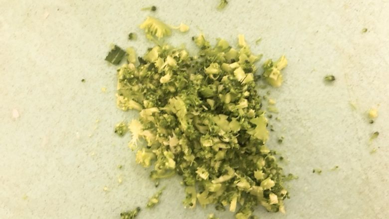 鸡肉蘑菇饭(电饭煲),将西兰花切成小碎粒。