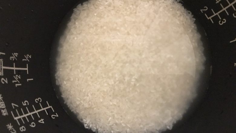鸡肉蘑菇饭(电饭煲),将大米洗净浸泡10分钟。(此刻可以去准备配菜哦)