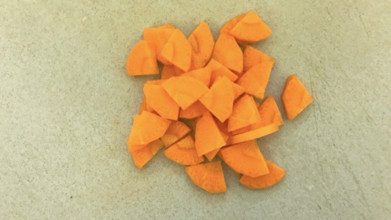 鸡肉蘑菇饭(电饭煲),将块状胡萝卜切成5毫米的片状。
