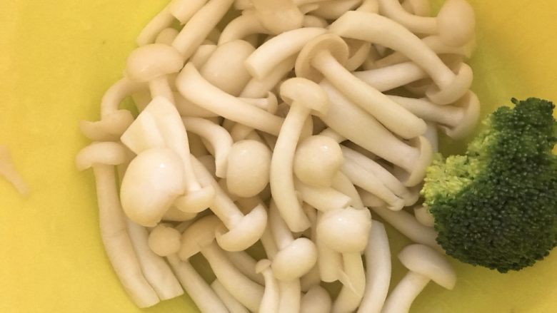 鸡肉蘑菇饭(电饭煲),清洗干净沥水。
