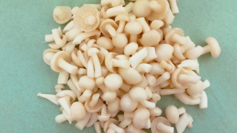 鸡肉蘑菇饭(电饭煲),将白玉菇去柄切成小段。