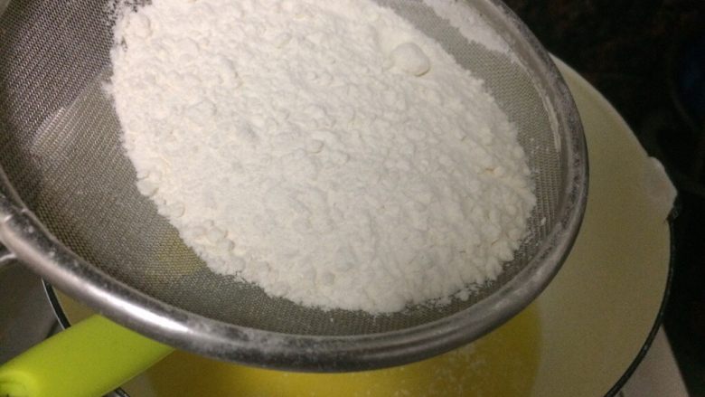 日式棉花蛋糕卷之香葱肉松卷,黄油融化关火,筛入低粉