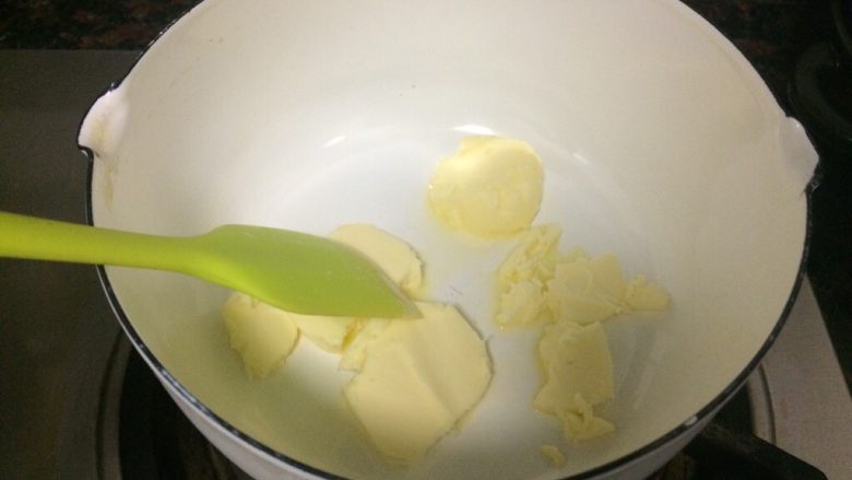 日式棉花蛋糕卷之香葱肉松卷,黄油倒入小锅,开小火