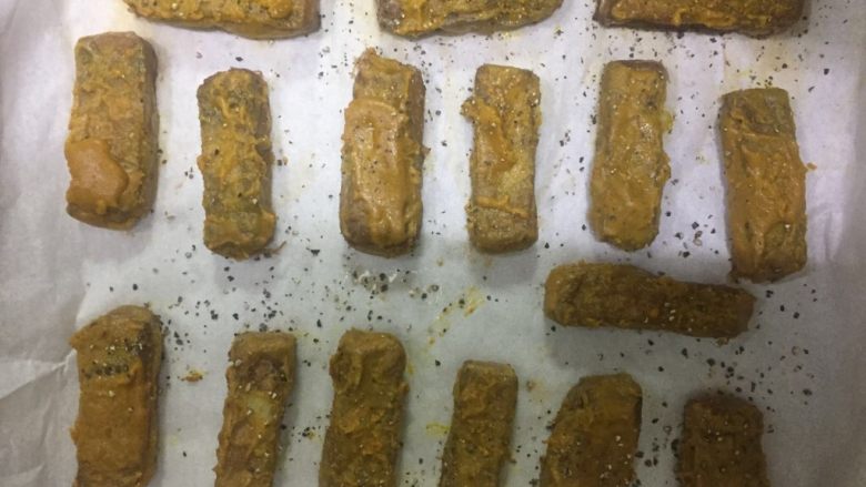 咖喱烤毛豆腐,刷在豆腐上,撒椒盐和黑胡椒碎,烤箱200度8分钟即可(五分钟后记得把豆腐翻面)