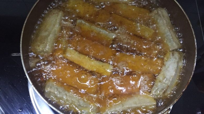 咖喱烤毛豆腐,毛豆腐下油锅收一收,炸到结出一层脆脆的豆腐皮,防止破碎