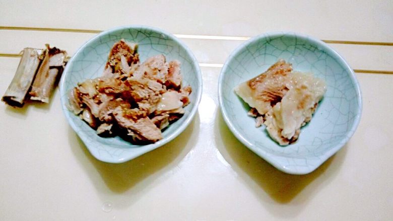 冬瓜玉米排骨汤,刮下排骨瘦肉,肥肉太多油脂不建议宝宝食用。