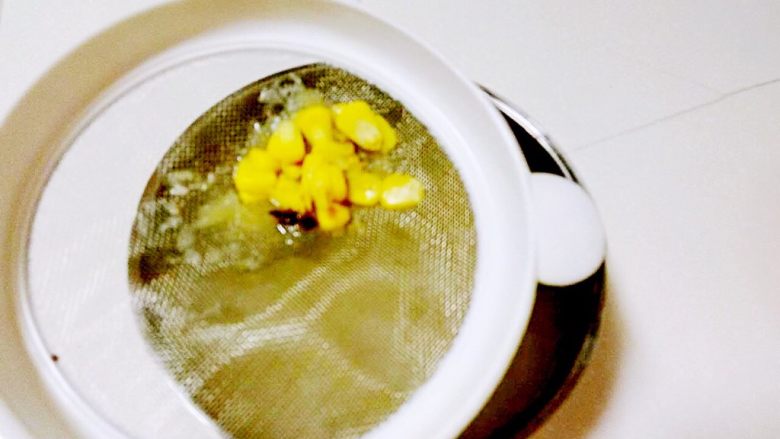 冬瓜玉米排骨汤,9个月以上宝宝,排骨汤过滤,稀释一下再食用。(这一步可以过滤骨头渣和油脂)