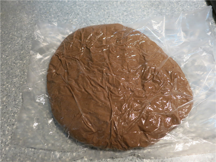颜值不重要关键是味道--网红脏脏包,揉好的面团装入保鲜袋按成饼,放入冰箱冷藏半小时左右(也可冷冻过夜用时提前取出回温 )