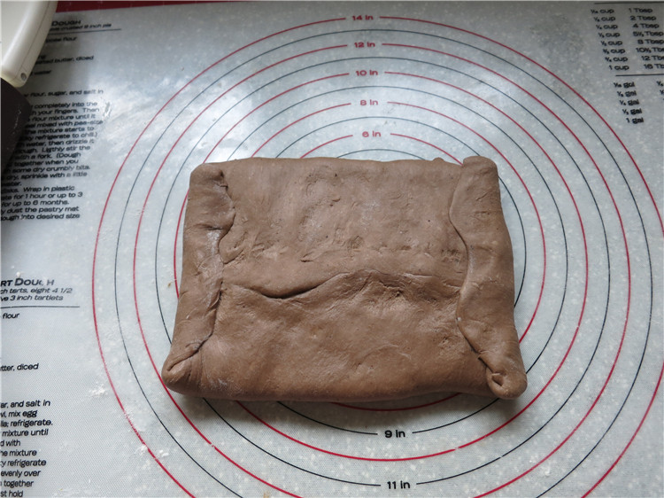颜值不重要关键是味道--网红脏脏包,两边的面片折过来,将面团的接缝处捏紧使黄油完全裹在面团里