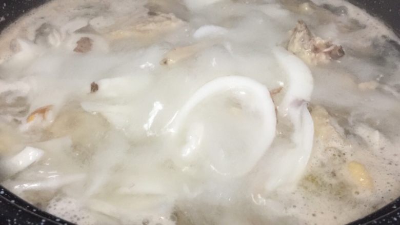椰子鸡火锅,待鸡肉煮开,汤开始泛微微黄,证明鸡肉精华正在被煮出来。这时,先来一碗汤,满足的椰子汁和鸡肉的鲜美。在放任何配菜前,就是喝这个汤。