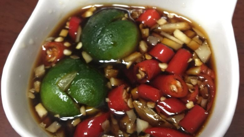 椰子鸡火锅,这一碗就是沾椰子鸡的料,可以将略寡淡等我椰子鸡提升到另一个境界。 取小碗,放入适量沙姜末,小米椒段,挤入<a style='color:red;display:inline-block;' href='/shicai/ 114773'>小金桔</a>汁,注意了别扔,挤完留在那,倒入<a style='color:red;display:inline-block;' href='/shicai/ 788'>生抽</a>。金桔的清香,小米椒的辛辣,沙姜的独特气味,相辅相成。