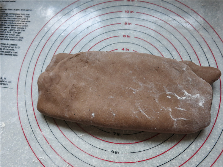 颜值不重要关键是味道--网红脏脏包,从面团的两端各1/3处向中间折叠过来,完成一次3折