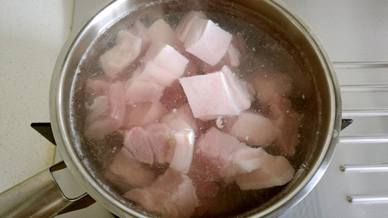红烧肉,锅中放水,放入五花肉焯水。