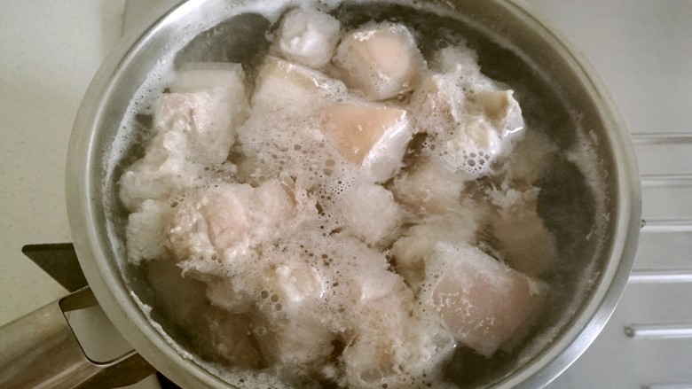 红烧肉,焯出浮未后将肉捞出。