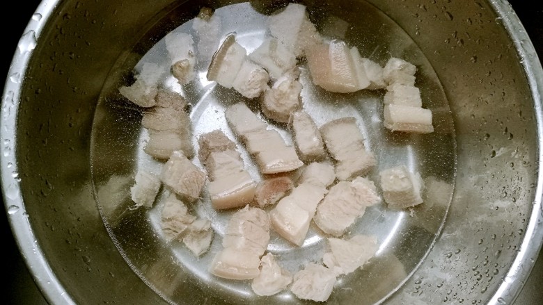红烧肉,放入温水中洗净备用。