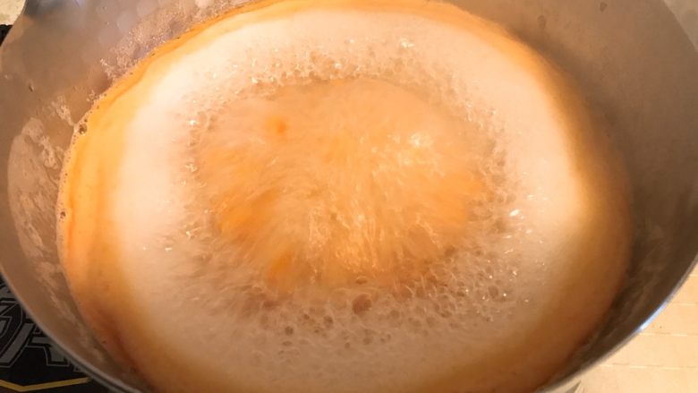 超细腻的西红柿鸡蛋汤,沸腾后继续小火煮2、3分钟,这样有利于西红柿酸甜度的释放。