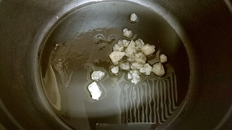 红烧肉,锅中放入少许油,放入冰糖开中小火熬糖色。