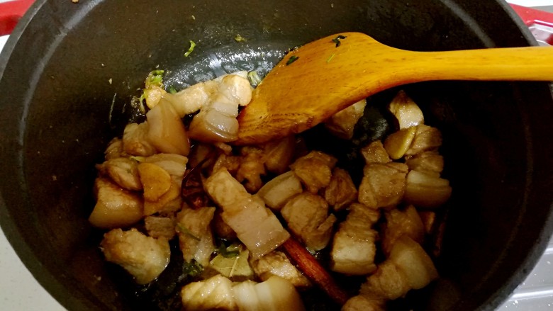 红烧肉,继续煸到两面煎黄。