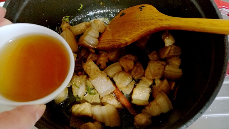 红烧肉,然后放入<a style='color:red;display:inline-block;' href='/shicai/ 894'>黄酒</a>。