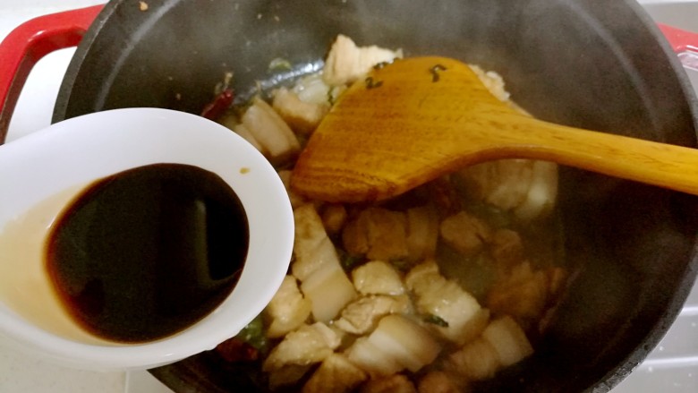 红烧肉,放入<a style='color:red;display:inline-block;' href='/shicai/ 788'>生抽</a>。