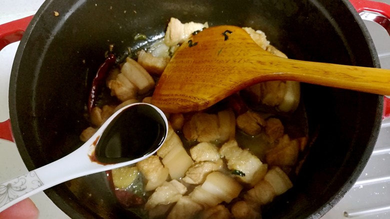 红烧肉,放入一勺<a style='color:red;display:inline-block;' href='/shicai/ 762'>老抽</a>。