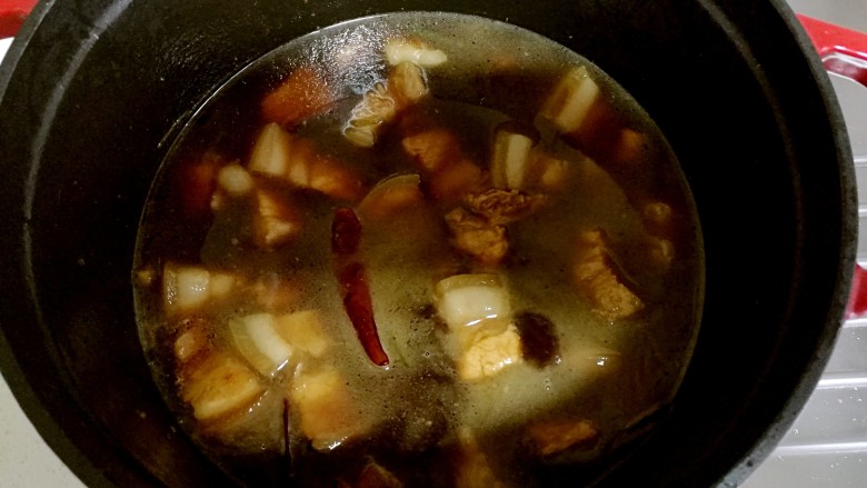 红烧肉,水放到快漫过肉块的量。
