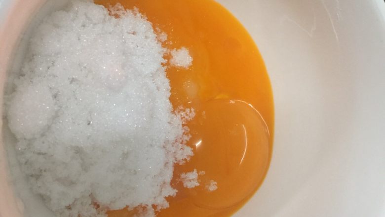 水果塔,将2个蛋黄中加入30g糖粉,用电动搅拌器打发至呈淡黄色液体