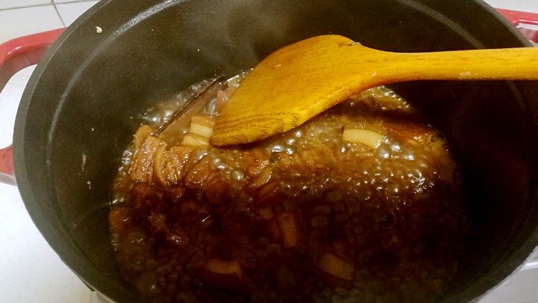 红烧肉,煮到自己喜欢的熟度就可以大火收汁了。