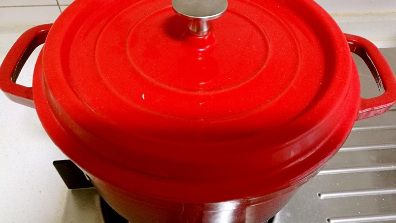 红烧肉,大火煮开后盖上锅盖,小火焖煮50分钟。