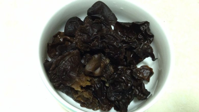 鲍汁炒茭白,<a style='color:red;display:inline-block;' href='/shicai/ 233'>木耳</a>充分泡发,洗净泥沙