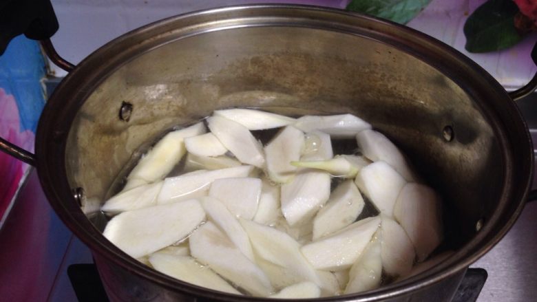 鲍汁炒茭白,锅内加水烧开,加入少许盐,倒入茭白块焯熟捞出备用