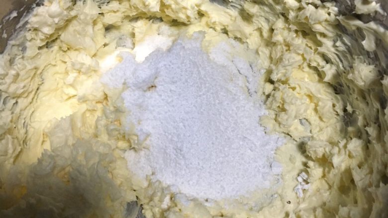 奶酪系列之:雪顶奶酪包,加入糖粉继续打发