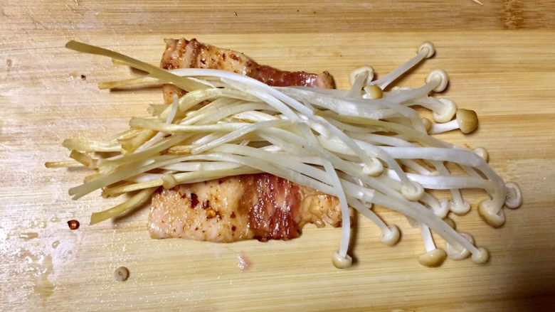 #微波炉美食#金针五花孜香卷,现在卷肉,先把肉放下面,金针菇发上面