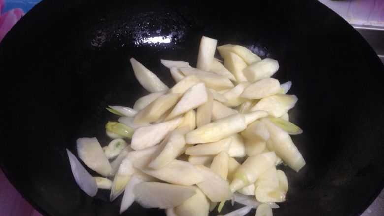 鲍汁炒茭白,转大火,倒入茭白块