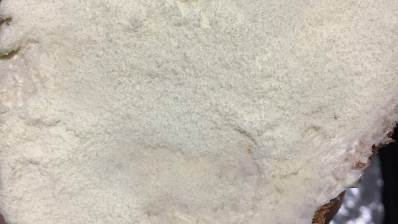 奶酪系列之:雪顶奶酪包,让两个面都沾上奶粉即可