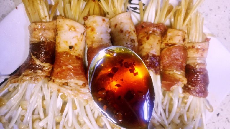 #微波炉美食#金针五花孜香卷,裹所有肉裹好后放入喜欢的盘子里,如果喜欢吃辣可以再在金针菇表面倒一些<a style='color:red;display:inline-block;' href='/shicai/ 852'>辣椒油</a>,如果吃得清淡就放香油