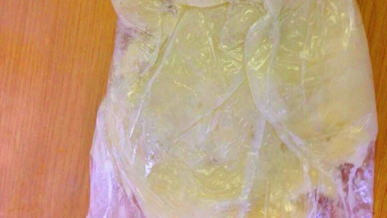 芝士焗蛋蓝莓土豆泥,土豆丝熟透,凉凉,捣碎。