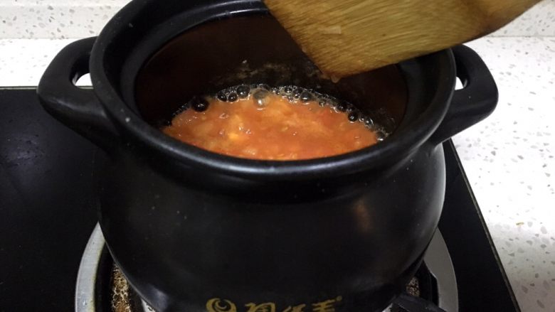 早餐系列之番茄鸡蛋疙瘩汤,小火熬,用木铲压西红柿直到西红柿出汁,没多少颗粒感时