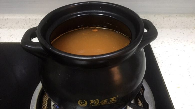 早餐系列之番茄鸡蛋疙瘩汤,将清水倒入煲中。还是我最爱的煲汤煲,陶煲王