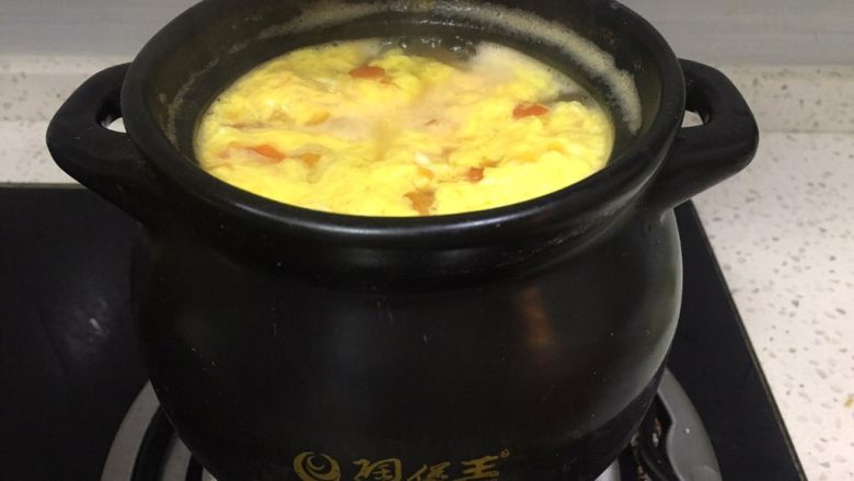 早餐系列之番茄鸡蛋疙瘩汤,鸡蛋入煲用筷子快速搅拌,关火