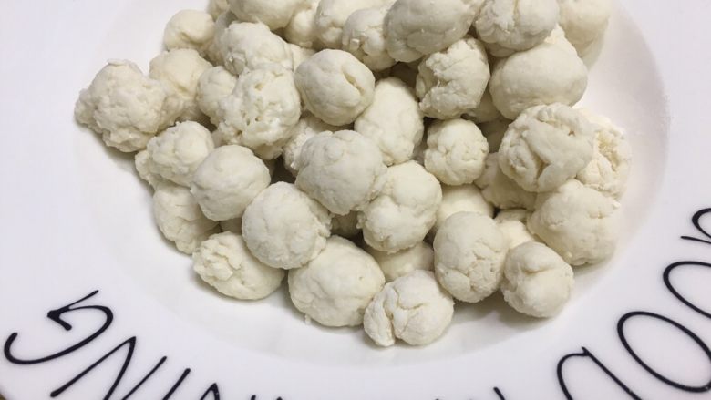 早餐系列之番茄鸡蛋疙瘩汤,准备一个盘子,将面粉搓成小丸子